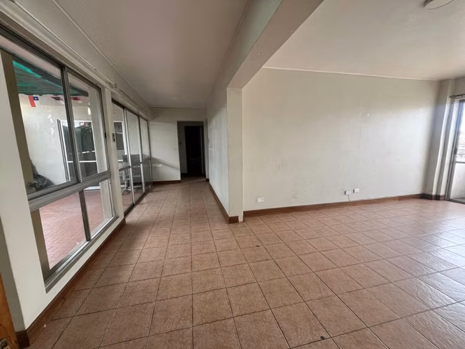 SE VENDE COMODA OFICINA  EN GRAN AVENIDA 8423-LA CISTERNA