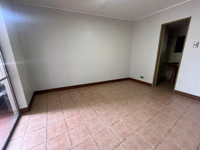 SE VENDE COMODA OFICINA  EN GRAN AVENIDA 8423-LA CISTERNA