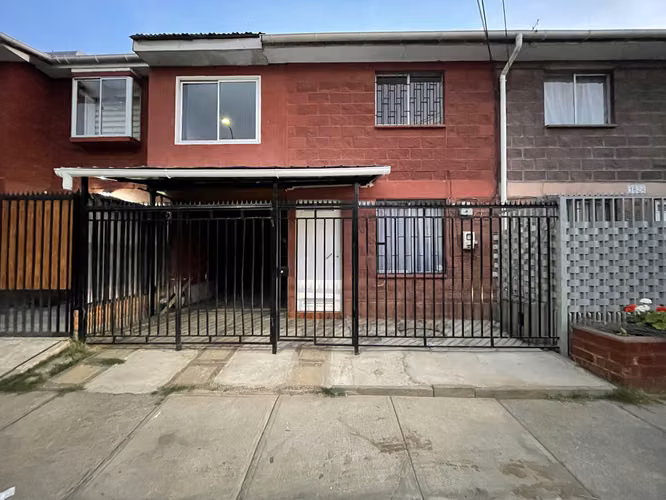 CASA AMPLIADA EN UN BARRIO TRANQUILO