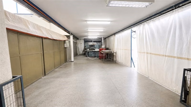 Galpón 541 m2 totales, oficinas, area carga-descarga
