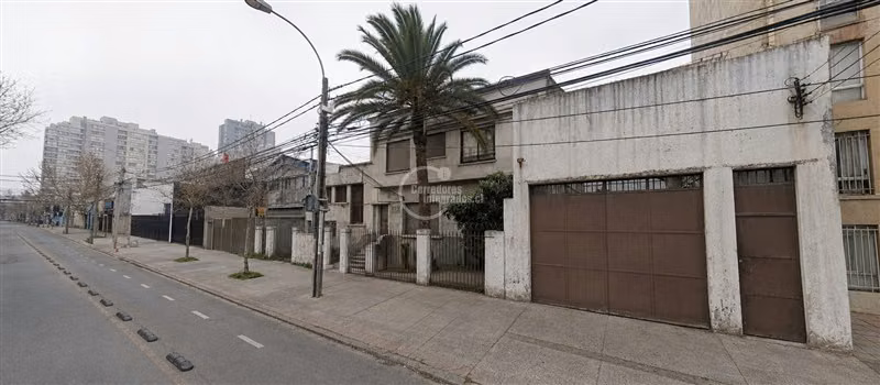 Galpón 541 m2 totales, oficinas, area carga-descarga