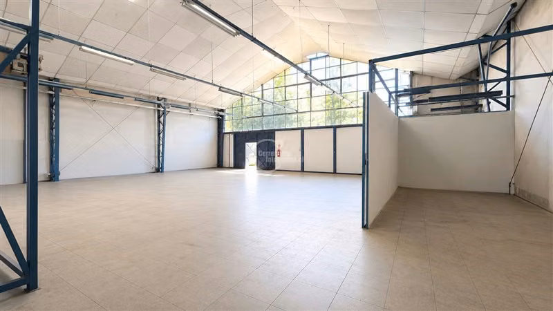 Galpón 541 m2 totales, oficinas, area carga-descarga