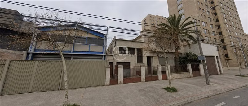 Galpón 541 m2 totales, oficinas, area carga-descarga