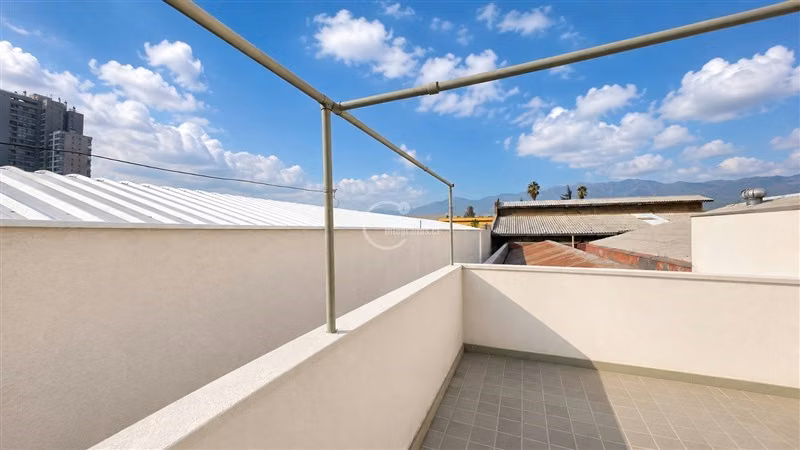 Galpón 541 m2 totales, oficinas, area carga-descarga