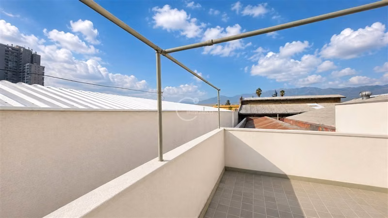 Galpón 541 m2 totales, oficinas, area carga-descarga