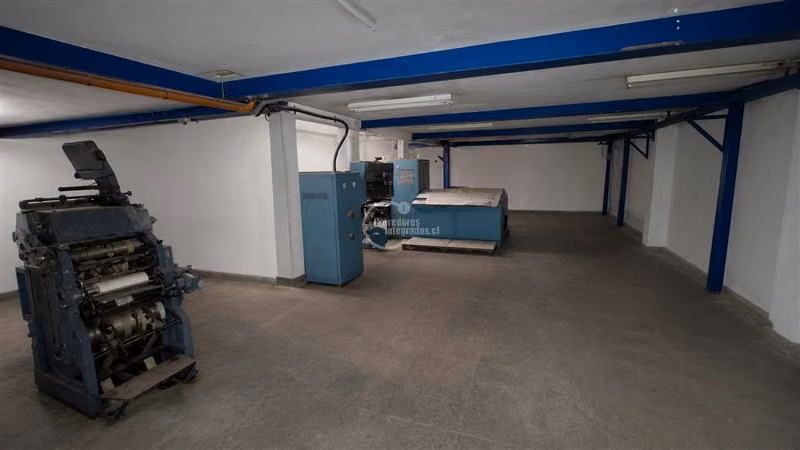 Galpón 541 m2 totales, oficinas, area carga-descarga