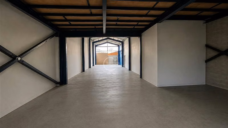 Galpón 541 m2 totales, oficinas, area carga-descarga
