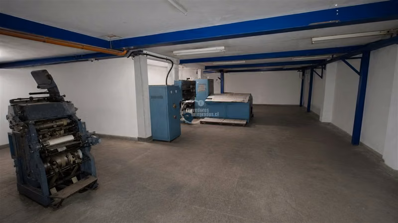 Galpón 541 m2 totales, oficinas, area carga-descarga