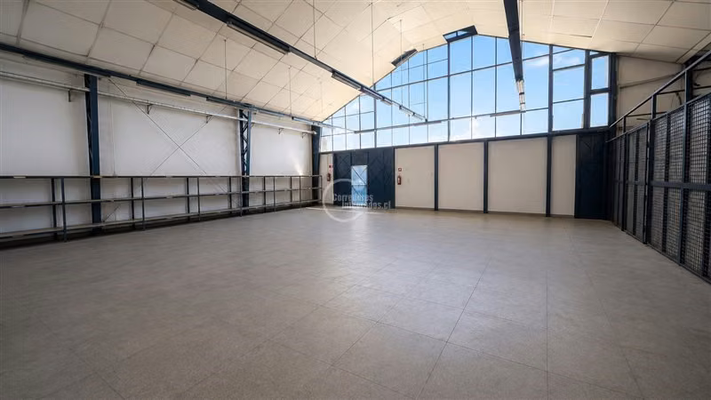 Galpón 541 m2 totales, oficinas, area carga-descarga