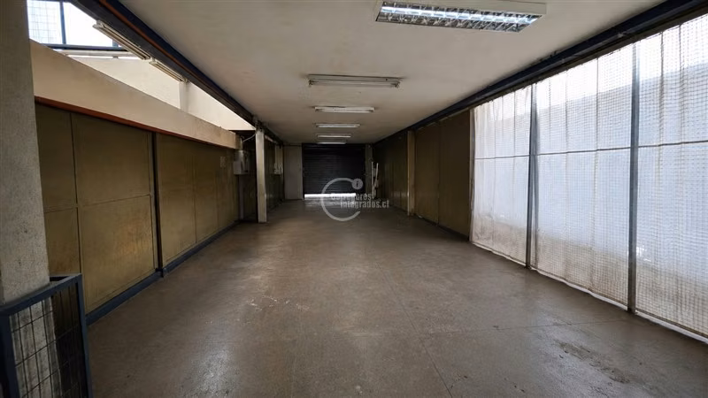 Galpón 541 m2 totales, oficinas, area carga-descarga