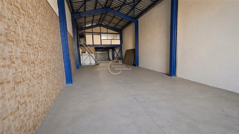 Galpón 541 m2 totales, oficinas, area carga-descarga