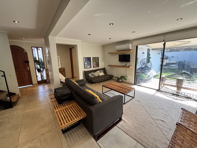 Venta Casa La Reina  Piscina , Remodelada 5 dormitorios + servicios. Helsby 8600