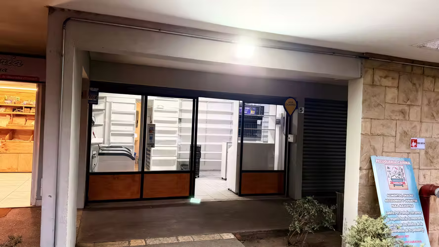 Local remodelado Av Universidad Curauma , llegar y ocupar cuanta con equipamiento y patende de Almacen