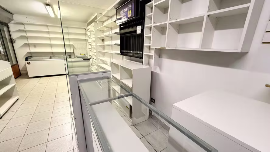 Local remodelado Av Universidad Curauma , llegar y ocupar cuanta con equipamiento y patende de Almacen