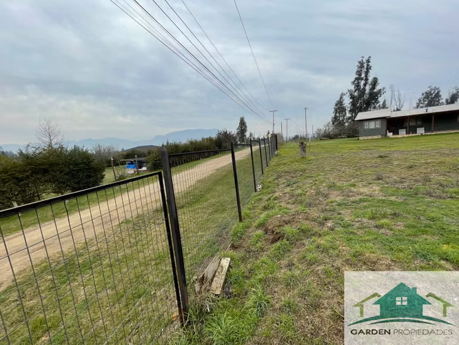 Parcela de 5.010 m² con 2 Casas, Piscina y Agua Potable – Condominio Santa Eliana, Melipilla