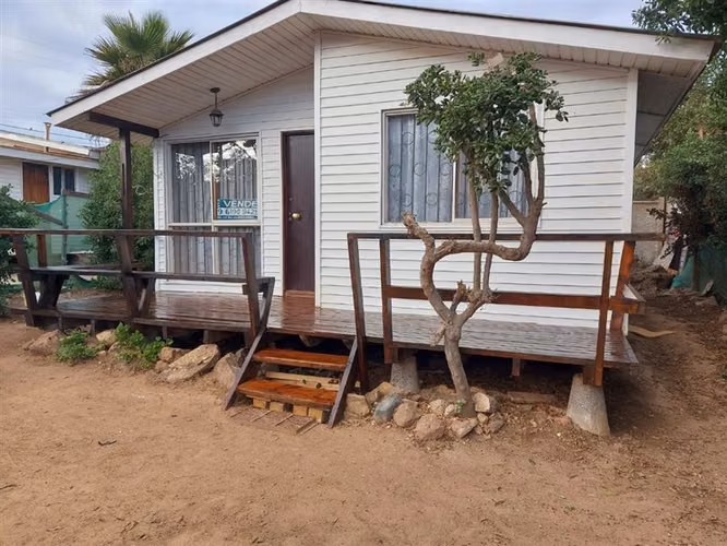 Vende propiedad con 2 casas independientes en Pichidangui