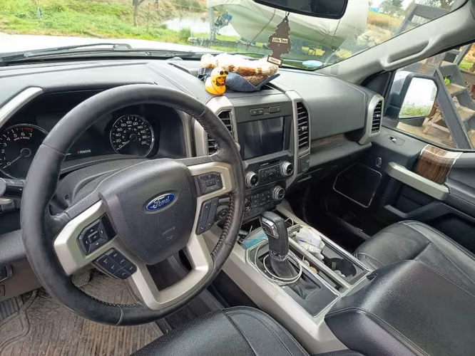 FORD F150 LARIAT 2019