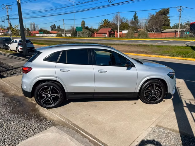 MERCEDES-BENZ GLA 200 AMG LINE 2024
