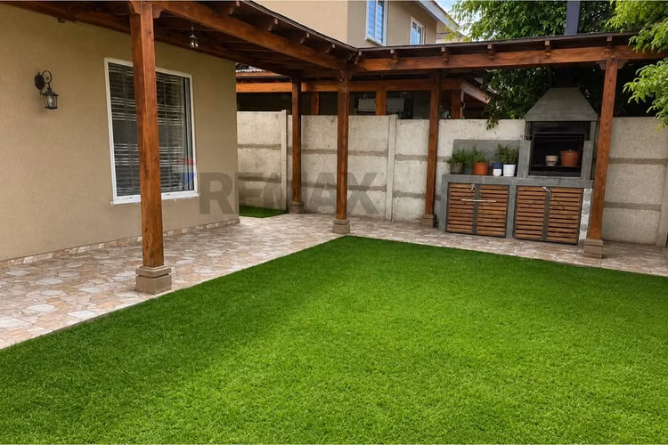 Acogedora casa con quincho y patio - Imagen 10