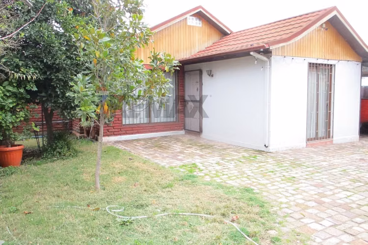 "casa ideal en villa macul con amplio jardín"