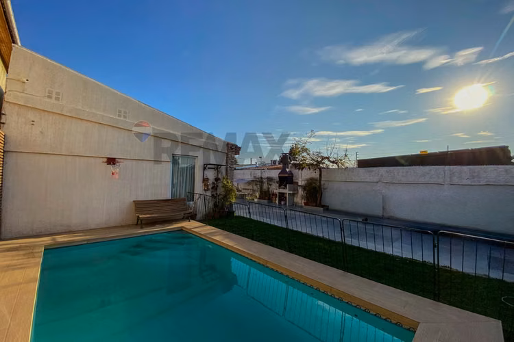 Hermosa casa familiar con piscina en la cisterna - Imagen 2