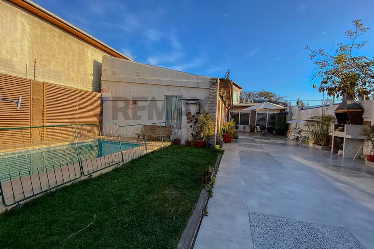 Hermosa casa familiar con piscina en la cisterna