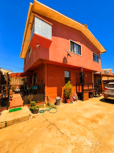 ILUMINADA CASA  DE 2 PISO 6D-2B-3E EN GOMEZ CARREÑO VIÑA