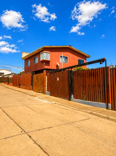 ILUMINADA CASA  DE 2 PISO 6D-2B-3E EN GOMEZ CARREÑO VIÑA