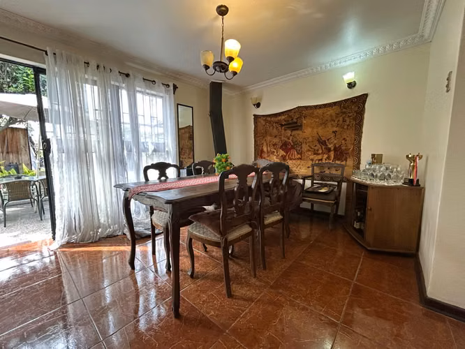 SOBERBIA CASA EN CALLE URUGUAY, AMPLIA Y CON POTENCIAL