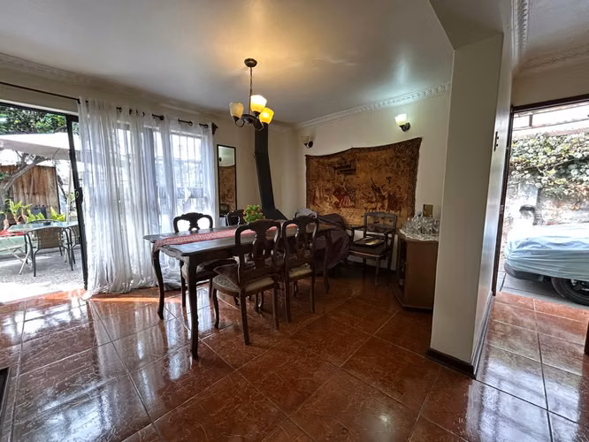 SOBERBIA CASA EN CALLE URUGUAY, AMPLIA Y CON POTENCIAL