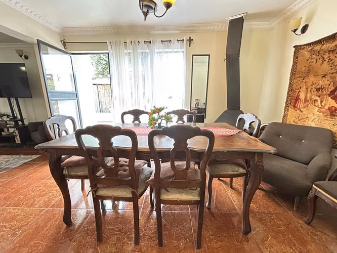 SOBERBIA CASA EN CALLE URUGUAY, AMPLIA Y CON POTENCIAL - Imagen 9