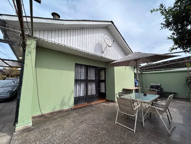 SOBERBIA CASA EN CALLE URUGUAY, AMPLIA Y CON POTENCIAL - Imagen 2