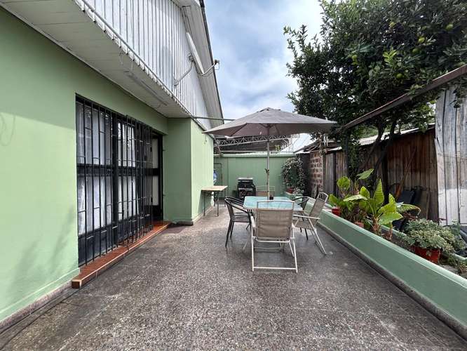 SOBERBIA CASA EN CALLE URUGUAY, AMPLIA Y CON POTENCIAL