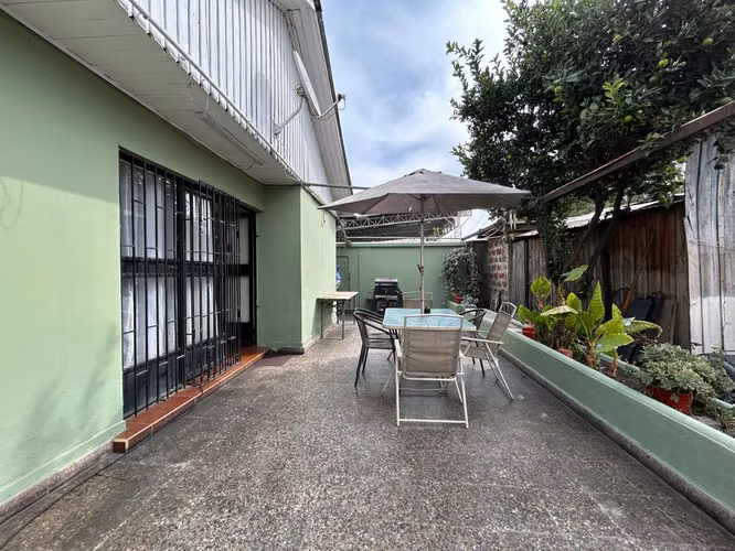 SOBERBIA CASA EN CALLE URUGUAY, AMPLIA Y CON POTENCIAL - Imagen 3