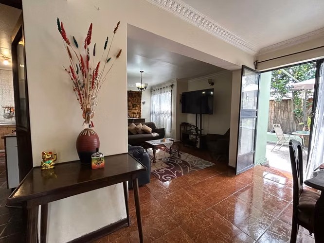 SOBERBIA CASA EN CALLE URUGUAY, AMPLIA Y CON POTENCIAL