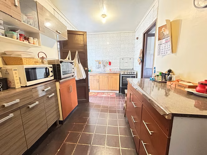SOBERBIA CASA EN CALLE URUGUAY, AMPLIA Y CON POTENCIAL - Imagen 17