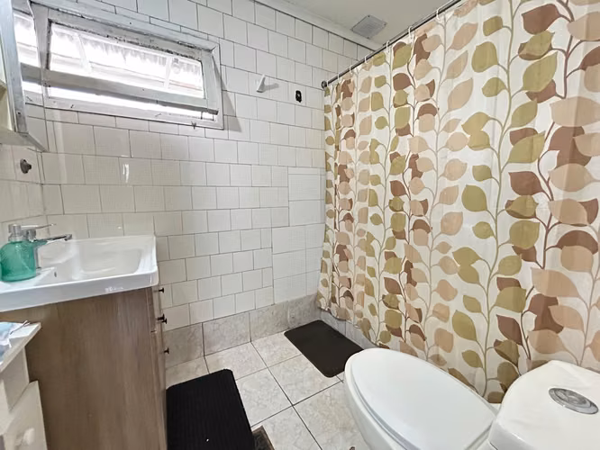 SOBERBIA CASA EN CALLE URUGUAY, AMPLIA Y CON POTENCIAL