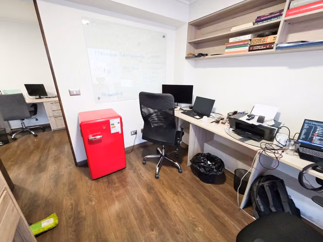 ARRIENDO OFICINA 2 PRIVADOS METRO MANUEL MONTT