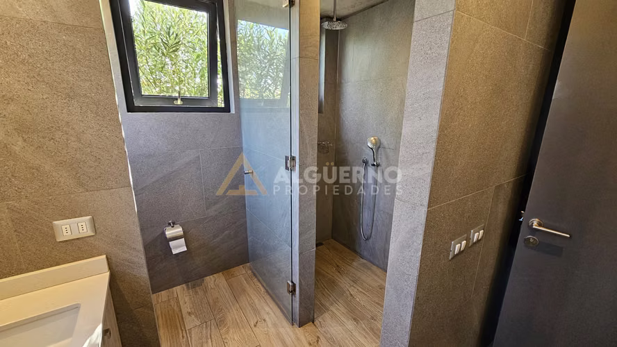 ARRIENDO LUJOSA CASA  5D5B6E CHICUREO CONDO ALGARROBOS  IV