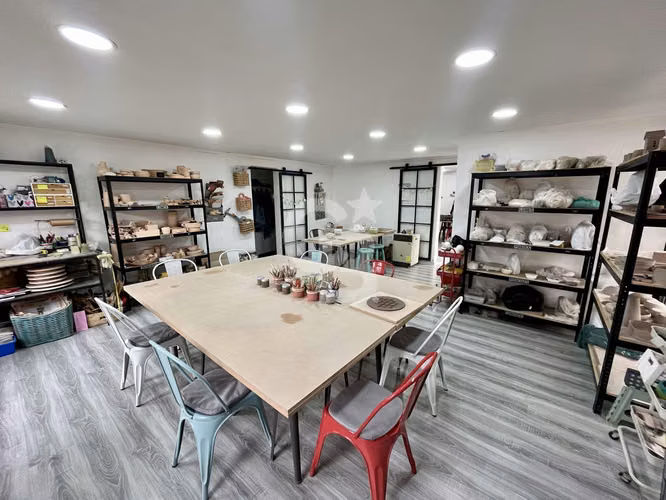 Casa Comercial Vitacura / Juan XXIII