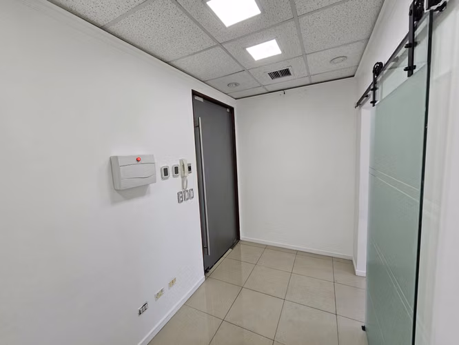 OFICINA EN ARRIENDO | 57,68 m² | 4 PRIVADOS + ESTACIONAMIENTO | LA REINA