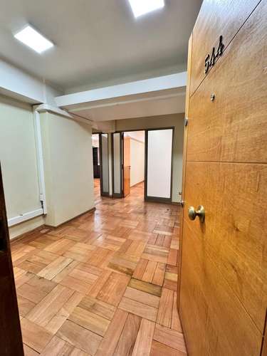 Oficina en Venta en Santiago Centro – 3 Privados y 2 Baños