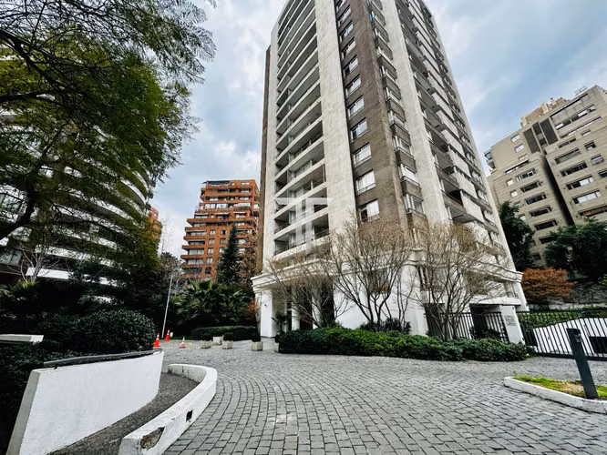 Departamento en arriendo c/ estacionamiento en Barrio El Golf