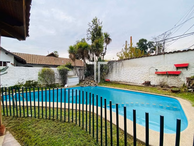 Casa en arriendo c/ estacionamiento en Carlos Ossandón