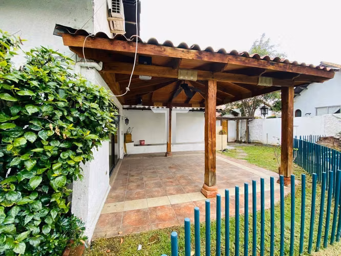 Casa en arriendo c/ estacionamiento en Carlos Ossandón