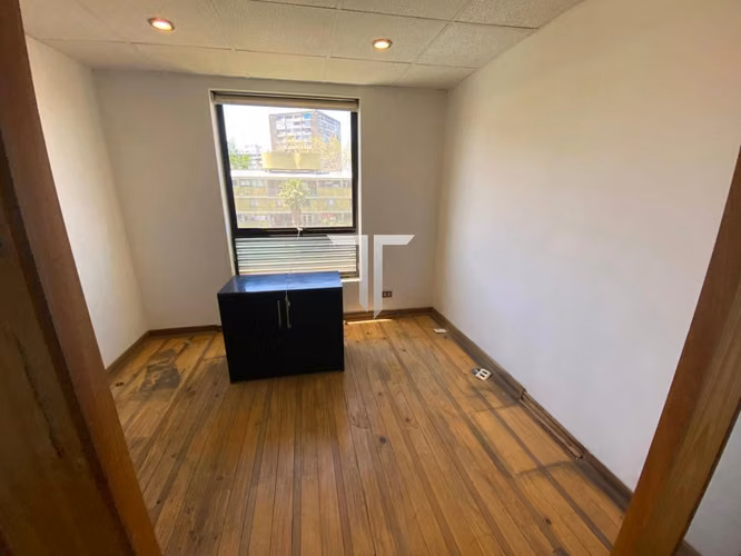 Arriendo Oficina Con 5 Privados, Amoblada