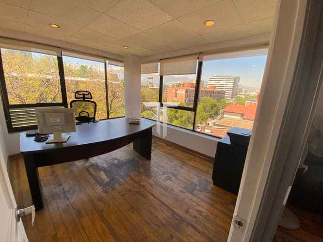 Arriendo Oficina Con 5 Privados, Amoblada
