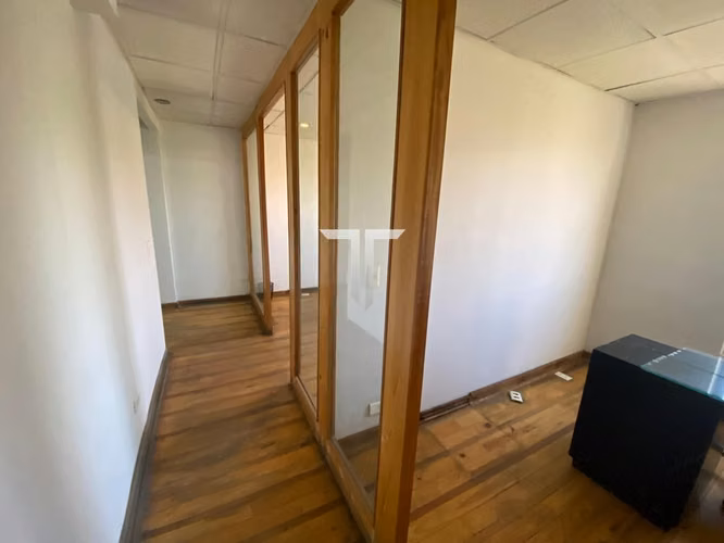 Arriendo Oficina Con 5 Privados, Amoblada