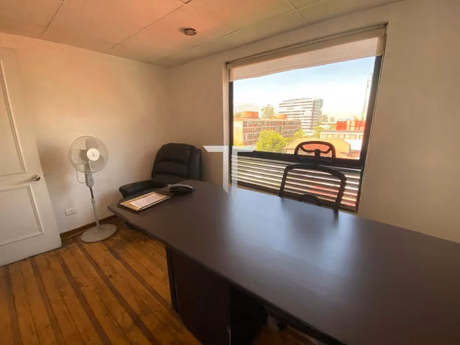 Arriendo Oficina Con 5 Privados, Amoblada