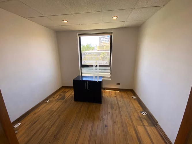 Arriendo Oficina Con 5 Privados, Amoblada